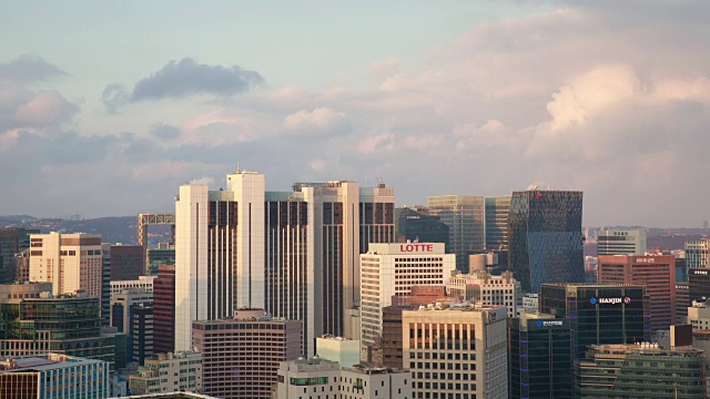 明洞地区摩天大楼的城市景观视频素材