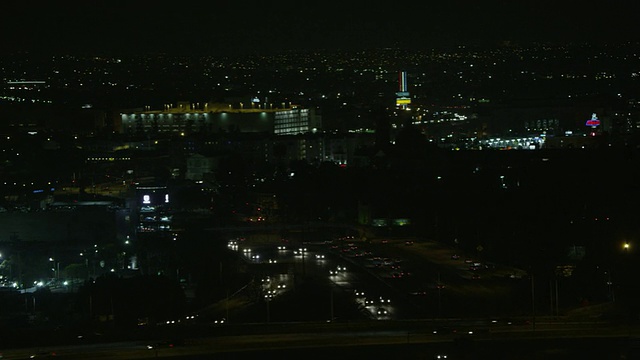 WS AERIAL ZO城市夜景，繁忙的街道视频素材