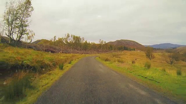 苏格兰驾驶山坡瀑布视频素材