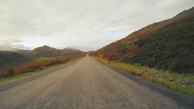 苏格兰行驶山坡公路视频素材