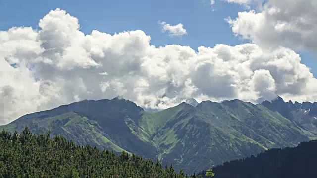 云朵在塔里的群山上舞蹈，波兰视频素材画面1