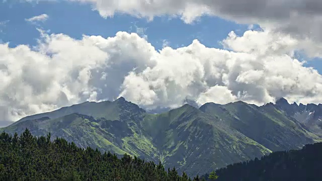 云朵在塔里的群山上舞蹈，波兰视频素材画面2