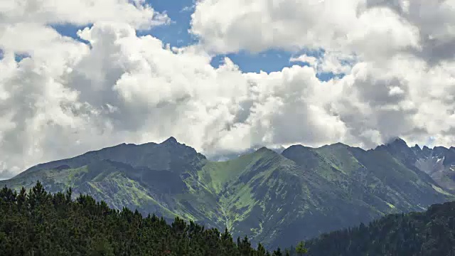 云朵在塔里的群山上舞蹈，波兰视频素材画面3