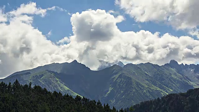 云朵在塔里的群山上舞蹈，波兰视频素材画面4