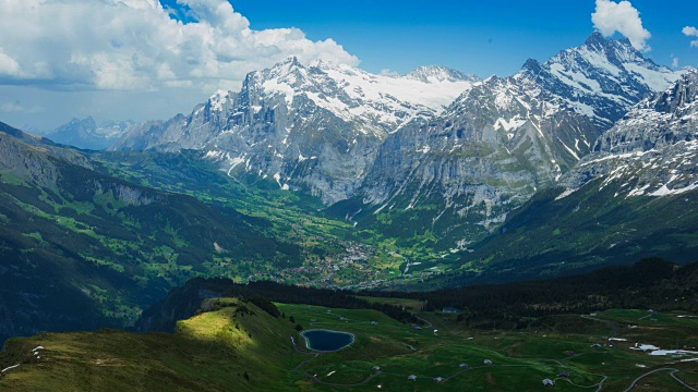 在欧洲阿尔卑斯山脉的Mannlichen山(受欢迎的徒步旅行路线)的延时拍摄视频素材