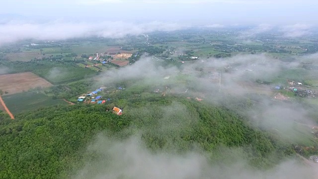 飞过湖面和云层视频素材