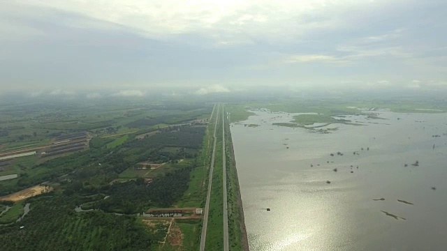 飞过湖面和云层视频素材