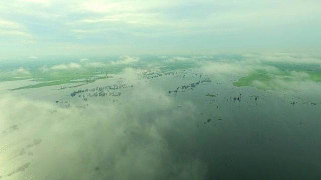 飞过湖面和云层视频素材