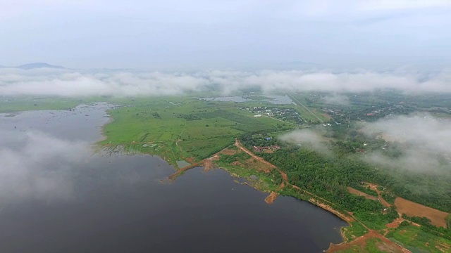 飞过湖面和云层视频素材