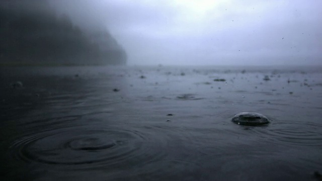 雨落在水面上视频素材