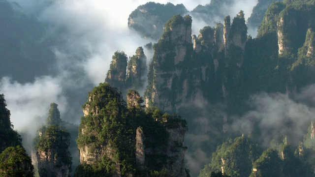 云雾飘过岩石景观，武陵源，中国湖南视频素材