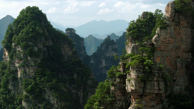 云在岩石景观，武陵源，中国湖南视频素材