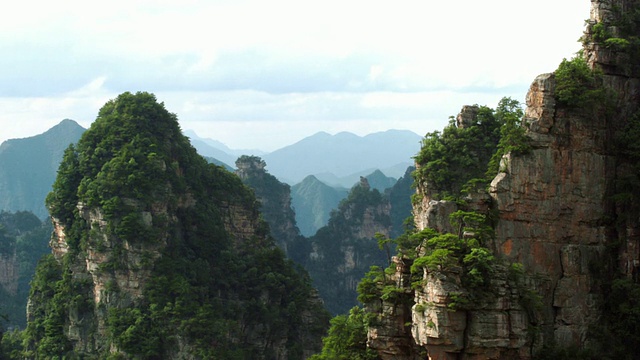 云在岩石景观，武陵源，中国湖南视频素材