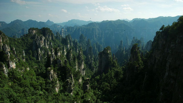 夕阳落在岩石景观，武陵源，中国湖南视频素材