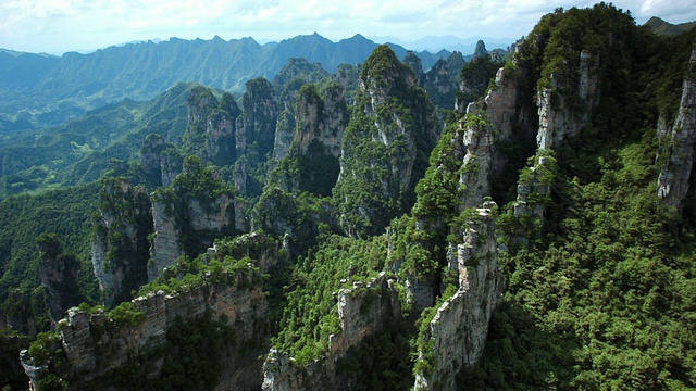 云在岩石景观，武陵源，中国湖南视频素材