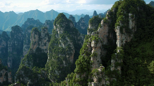 云在岩石景观，武陵源，中国湖南视频素材