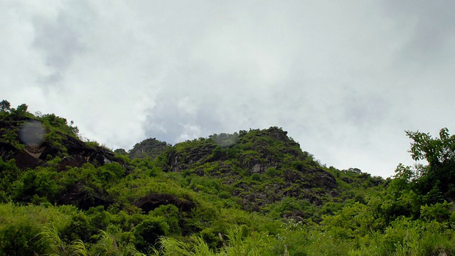 雨云翻滚在郁郁葱葱的山谷，云南，中国视频素材