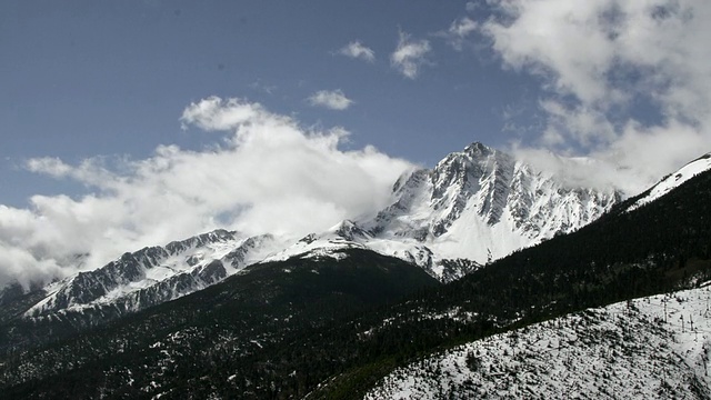 云涛在雪山之上，云南，中国视频素材