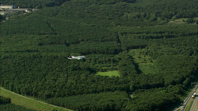 汉莎航空公司飞机在法兰克福机场着陆视频素材