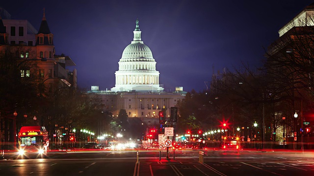 美国国会大厦夜间照明弹的时间流逝。视频素材