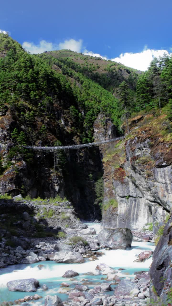 垂直拍摄的时间推移的河流峡谷在一个喜马拉雅山谷。视频素材