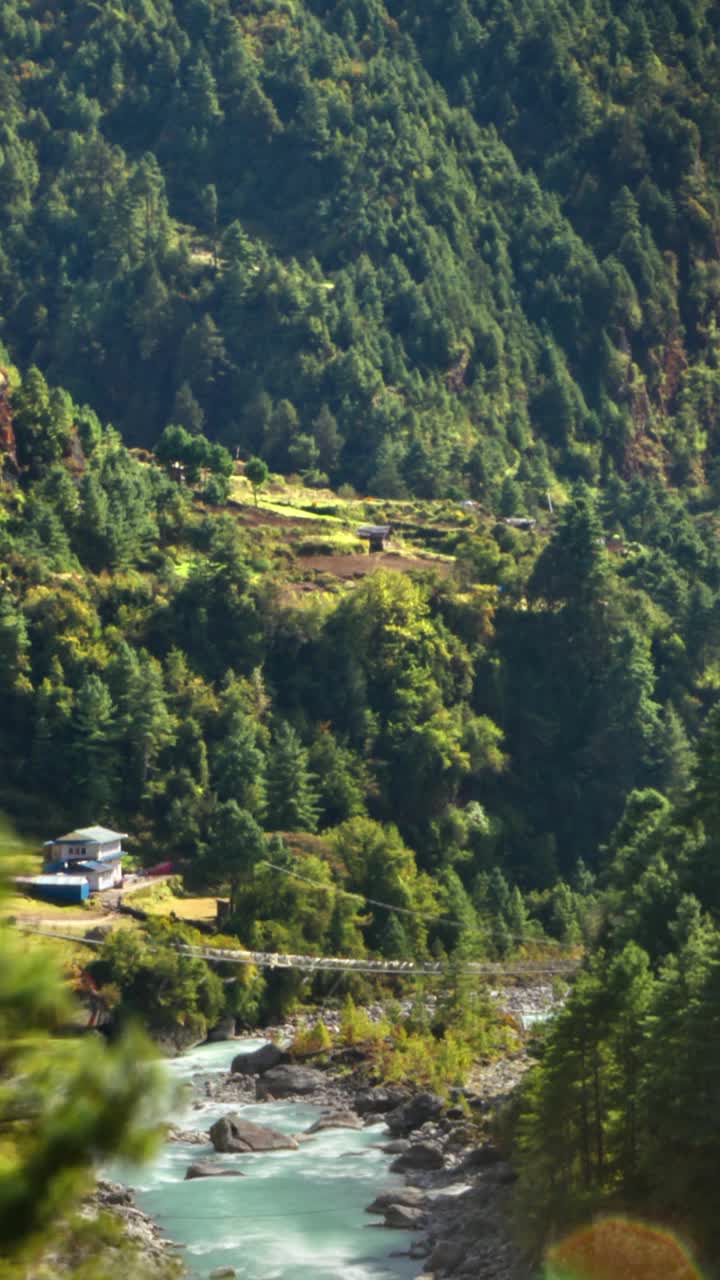 垂直拍摄的时间推移的一个喜马拉雅山谷与河流和一个小村庄。视频素材