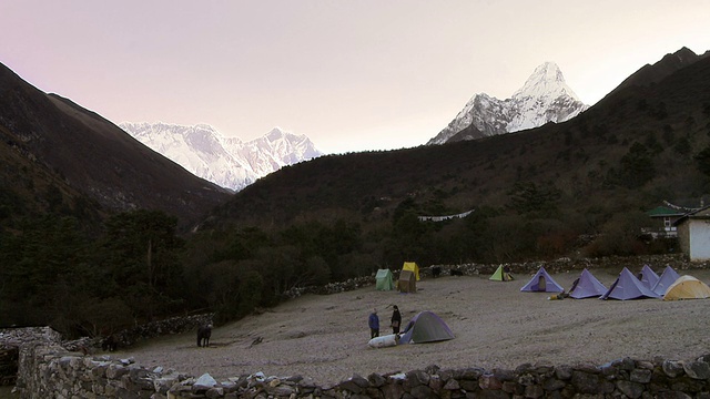 日出时分，珠穆朗玛峰附近的登山者正在做准备。视频素材