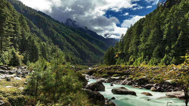 喜马拉雅山谷里一条河流和一条小径的延时拍摄。视频素材