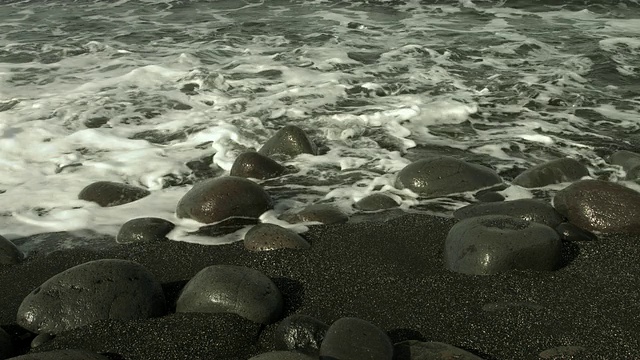 海浪翻滚到冰岛的卵石滩上。视频素材