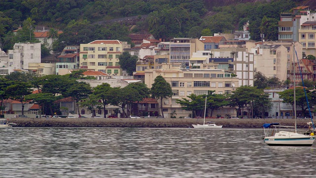 在巴西的里约热内卢沿着海岸线的城镇的宽平移镜头视频素材