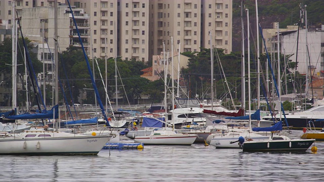 摇摄的码头与几艘船沿海岸线在里约热内卢de Janeiro，巴西视频素材