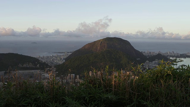 从山顶上的观景台上的城市，在里约热内卢de Janeiro，巴西视频素材