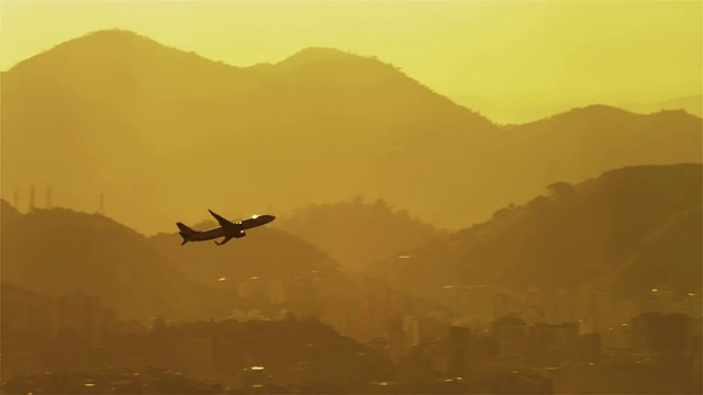 飞机在里约热内卢上空上升视频素材