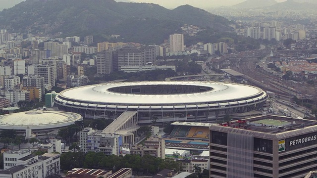 距离MaracanÌ£体育场的空中跟踪视频素材