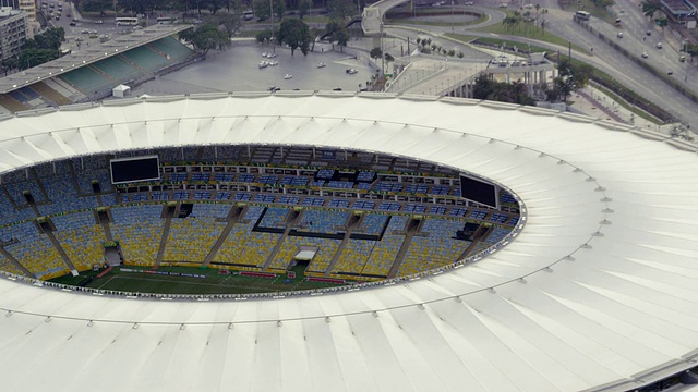 空中跟踪镜头:空的MaracanÌ£体育场视频素材