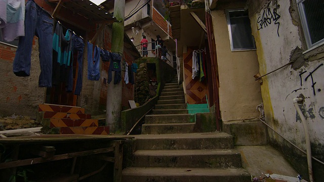 慢镜头平移/跟踪拍摄在贫民区附近的里约热内卢de Janeiro，巴西视频素材