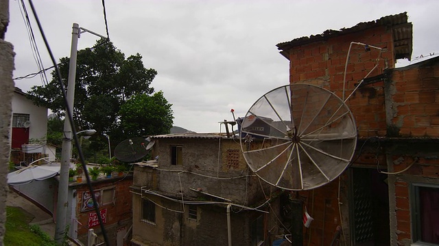 慢摇拍摄的建筑物内的贫民区在里约热内卢de Janeiro，巴西视频素材