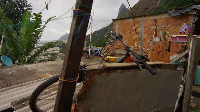 慢速跟踪拍摄的混乱地区在一个贫民窟在里约热内卢de Janeiro，巴西视频素材