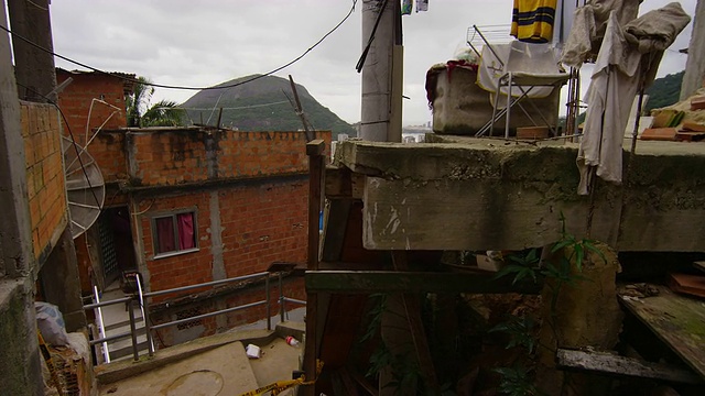 慢动作跟踪拍摄的公寓在一个贫民区在里约热内卢de Janeiro，巴西视频素材