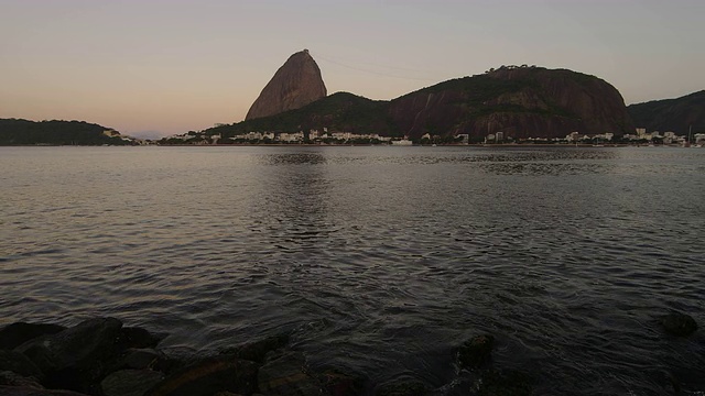 在休格洛夫山的里约热内卢海岸线的夜景。视频素材