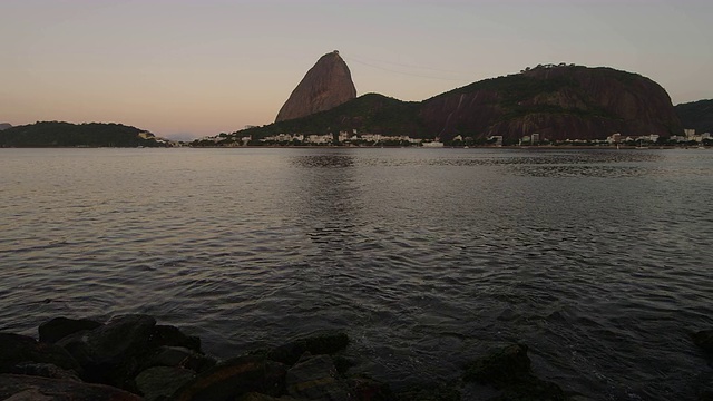 在休格洛夫山的里约热内卢海岸线的夜景。视频素材