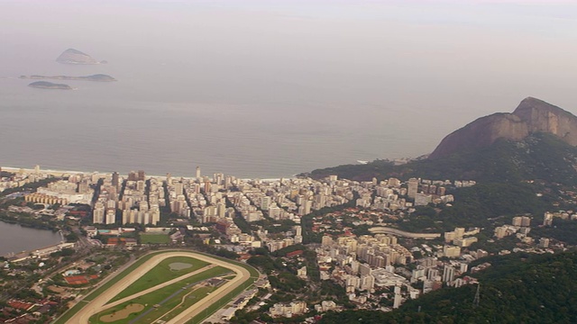 空中全景拍摄高地，城市景观，海洋-里约热内卢的里约热内卢，巴西。视频素材