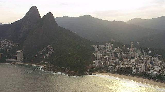 从市中心里约热内卢de Janeiro到Vidigal favela的缓慢平移航拍视频素材