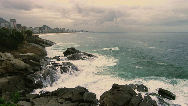 慢动作拍摄的岩石和海浪沿着海岸线里约热内卢de Janeiro，巴西视频素材