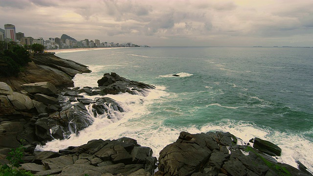 慢动作静态拍摄沿岩石的海岸线里约热内卢de Janeiro，巴西视频素材