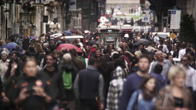 街道非常拥挤，有行人和游客。视频素材