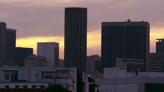 从左到右缓慢地拍摄里约热内卢的城市景观视频素材