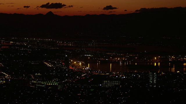 在夜晚俯瞰里约热内卢海滨的城市景观视频素材