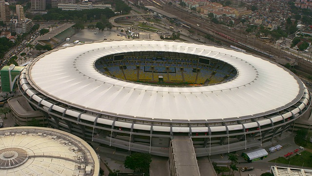 航拍MaracanÌ£足球场和游泳池-里约热内卢的里约热内卢，巴西。视频素材