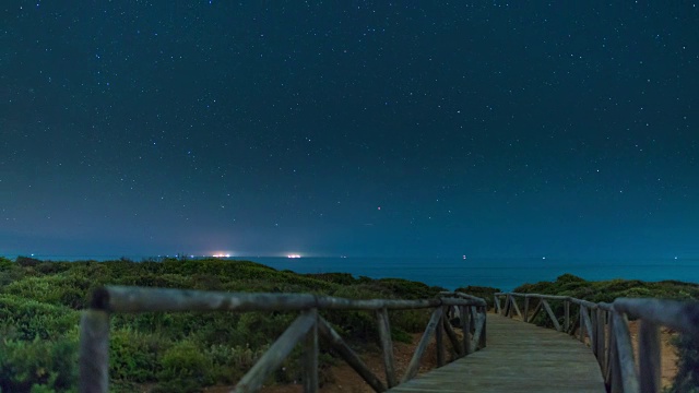 Stars Time Lapse的惊人景色，通往海滩的木制小路视频素材